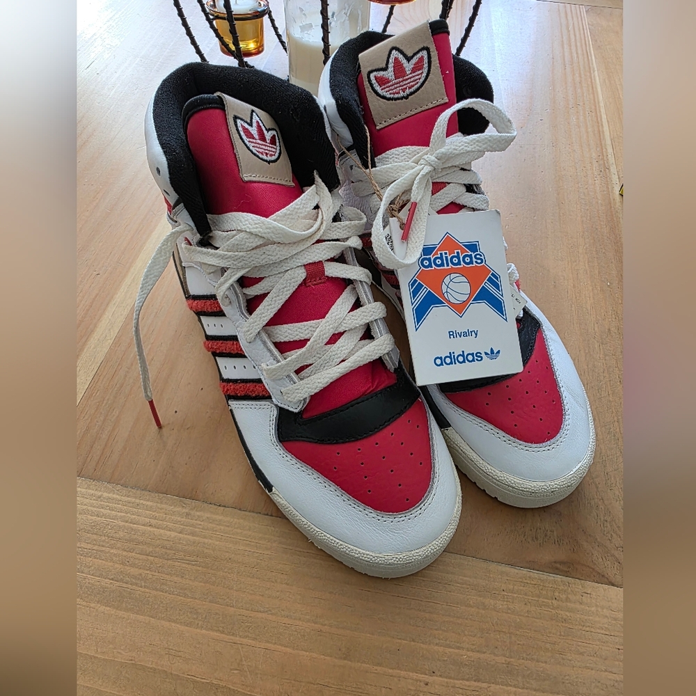 Adidas Originals Rivalry Chicago Men Size 7 Red/Black. Nice
